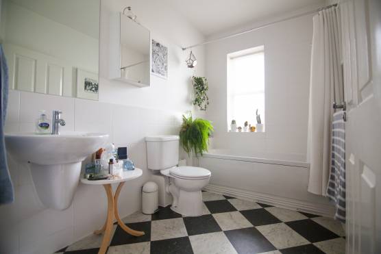 3199M 9 tv commercial shoot location house in Manchester family bathroom.JPG