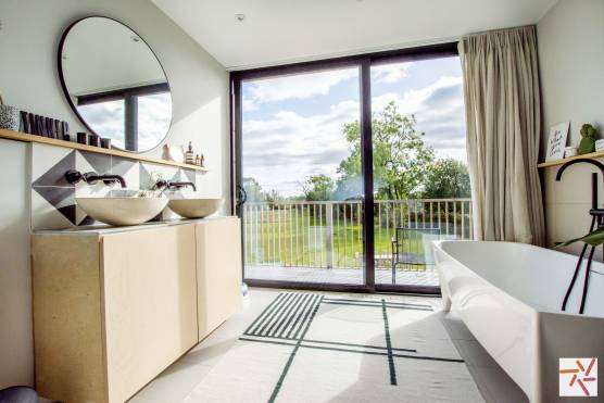 3208N-18-film-shoot-location-house-in-north-yorkshire-bathroom-with-stunning-view