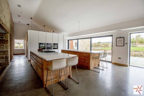 3216W 10 filming location house in west yorkshire open plan kitchen with bi folding doors.jpg