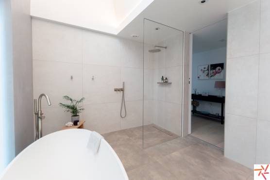 3224C 19 tv drama location house in Cheshire contemporary bathroom.jpg