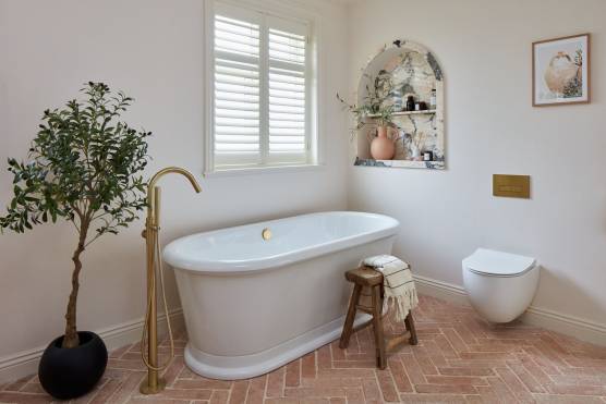 3231C-12-tv-shoot-location-house-in-Cheshire-stylish-bathroom.jpg