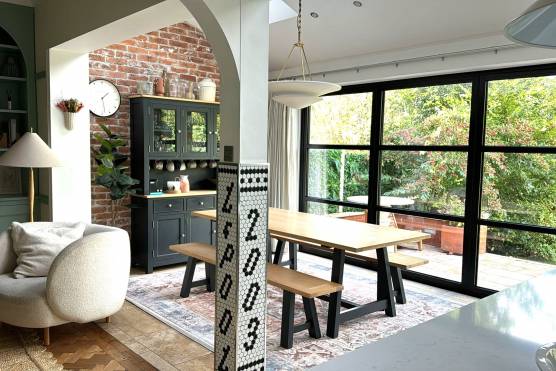 3231C-4-tv-shoot-location-house-in-Cheshire-modern-open-plan-kitchen-with-crittall-doora.JPG