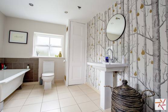 3240M 13 location house in Manchester stylish bathroom