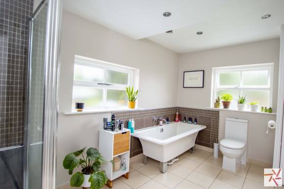 3240M 14 tv drama location house in Manchester family bathroom