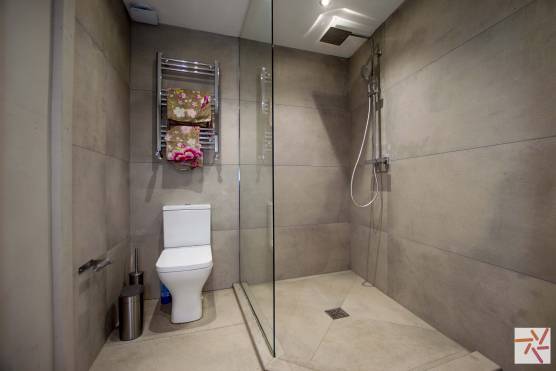 3256C 27 filming location house in Cheshire stylish shower room.jpg