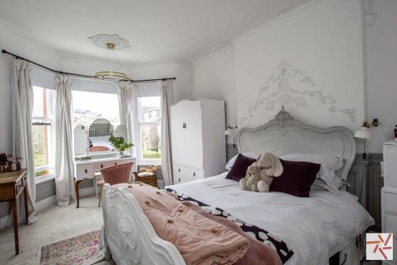 3273V 15 tv drama location house in Liverpool girls bedroom.jpg