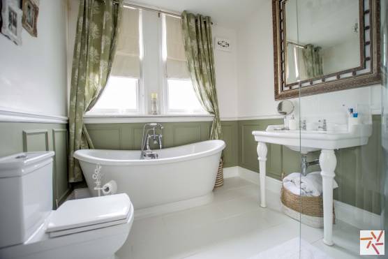 3273V 17 photo shoot location house in Merseyside family bathroom.jpg