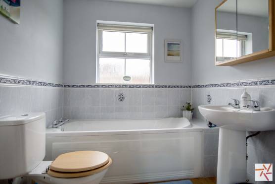 3271L 10 photo shoot location house in Lancashire traditional bathroom.jpg