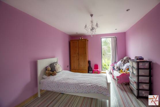 3274V 13 filming location house in Merseyside girls bedroom.jpg