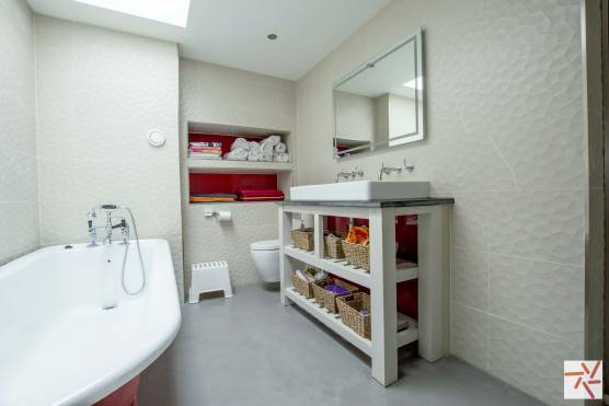 3274V 14 tv drama location house in Merseyside family bathroom.jpg