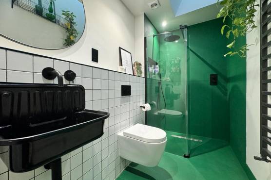 3276W-38-tv-drama-location-house-in-Leeds-green-bathroom.jpg