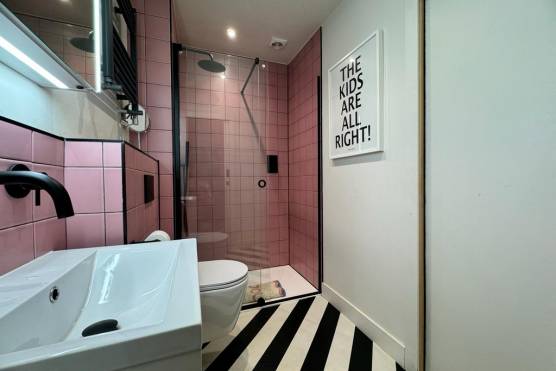 3276W-39-filming-location-house-in-Leeds-pink-bathroom.jpg