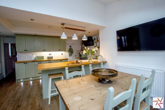 3278C 2 TV Drama location house in Cheshire family open plan kitchen.jpg