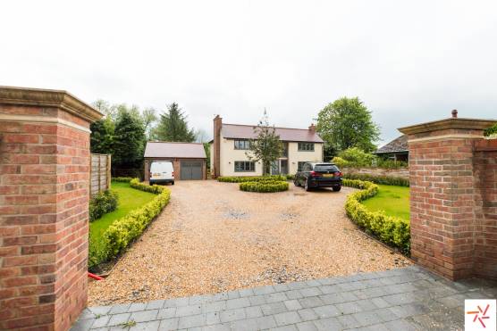 3279C 33 TV Drama location house in Cheshire large horseshoe driveway.jpg