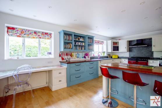 3290C 13 tv drama location house in Cheshire colourful large kitchen.jpg