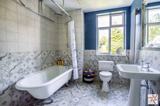 3290C 33 tv commercial location house in Cheshire period property traditional bathroom.jpg