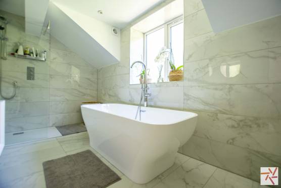 3289W 22 tv commercial location house in West Yorkshire modern bathroom.jpg