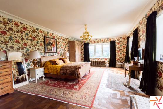 3297W 21 tv drama location house in west yorkshire period property large bedroom with wallpaper.jpg