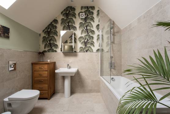 3297W 38 tv drama location house in West Yorkshire bathroom.jpg