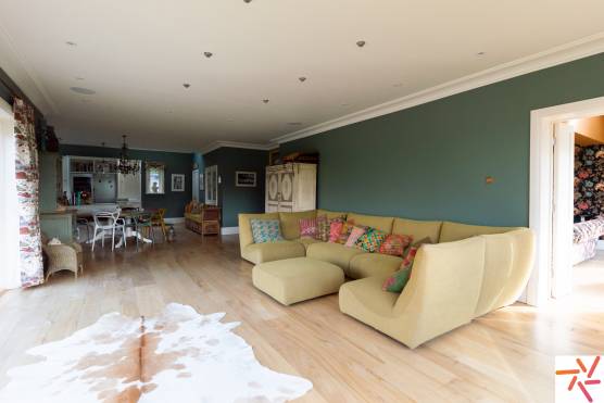 3297W 8 tv drama location house in west yorkshire open plan living room.jpg