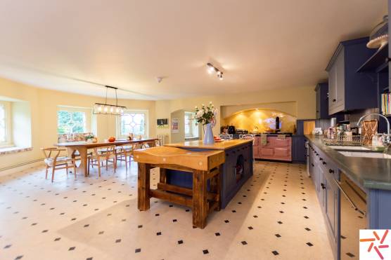 3305S 17 filming location house in West Midlands country kitchen with pink Aga.jpg