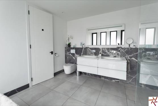 3307C 22 tv drama location house in Cheshire modern bathroom.jpg