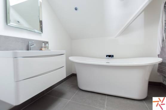 3308C 24 tv advert location house in Cheshire bathroom.jpg