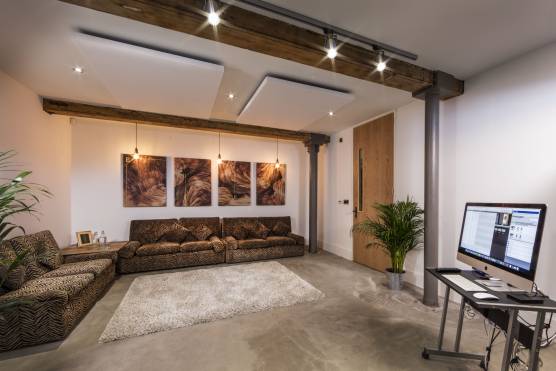 3314M 12 tv drama location in Manchester open plan with exposed beams