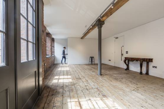 3314M 9 photo shoot location in Manchester open plan studio with exposed brick and beams