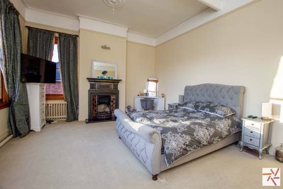 3320C 14 tv drama location house in Cheshire large period property bedroom