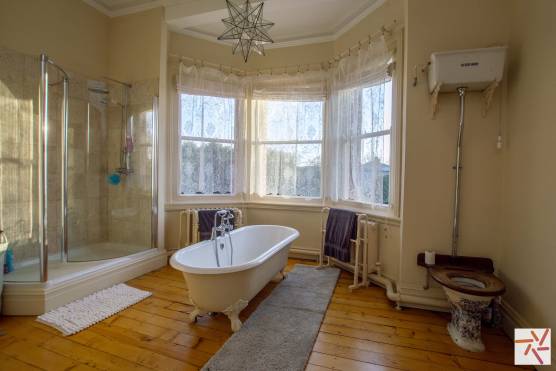 3320C 15 filming location house in Cheshire period property large family bathroom