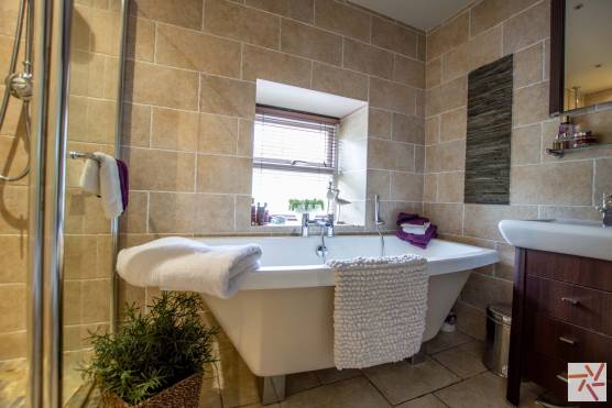 3328M 20 tv shoot location house in Greater Manchester bathroom