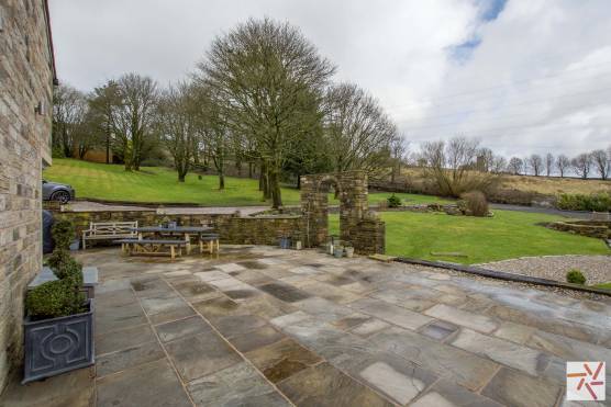 3328M 27 photo shoot location house in Greater Manchester large garden with patio area