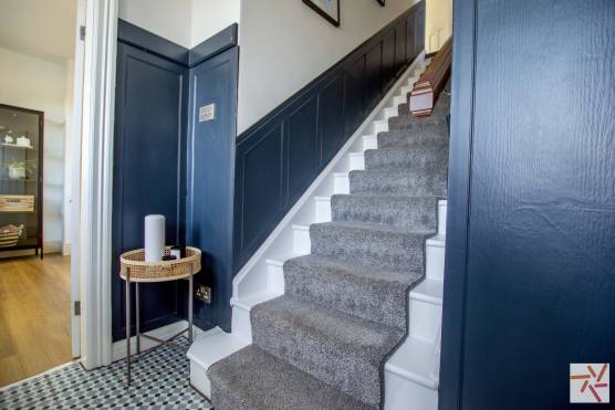 3329W 19 tv drama location house in Leeds panelled hallway and staircase