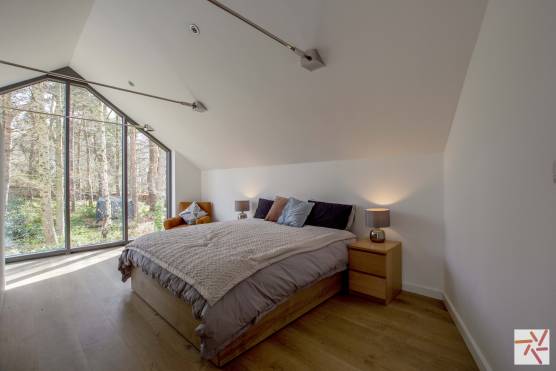 3330W 13 tv drama location house in West Yorkshire light and airy bedroom