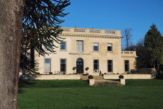 3335B 16 photo shoot location house in West Midlands with landscaped gardens