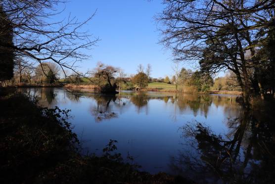 3335B 20 tv shoot location house in West Midlands with acres of gardens and lake