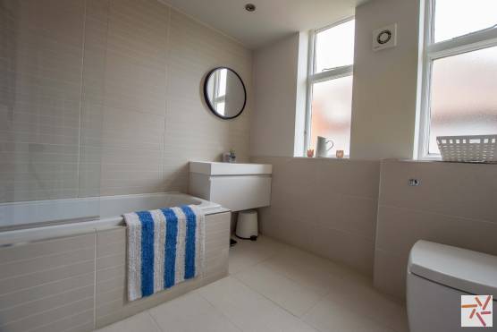 3334M 21 tv commercial location house in Manchester bathroom