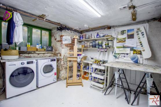 3334M 24 tv commercial location house in Manchester basement art studio