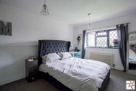 3337C 17 filming location house in Cheshire large light and airy bedroom