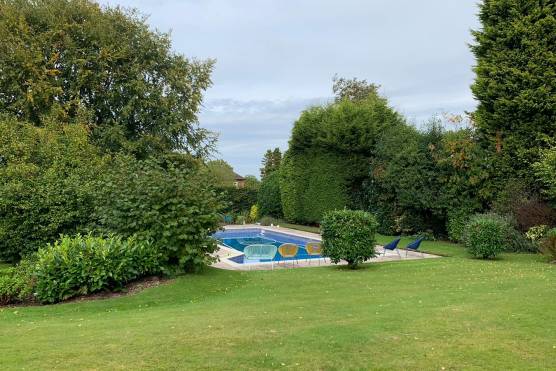 3337C 25 tv shoot location house in Cheshire large garden with swimming pool