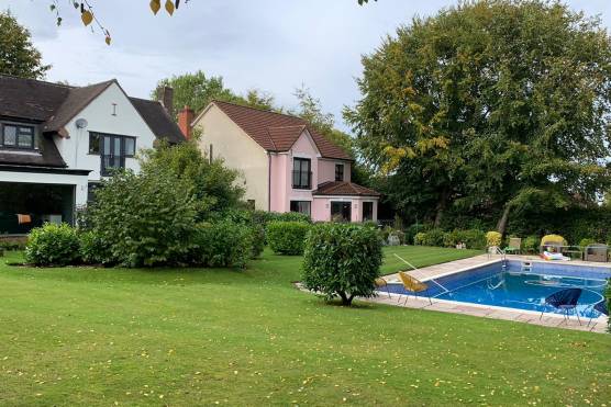 3337C 26 photo shoot location house in Cheshire large garden with swimming pool