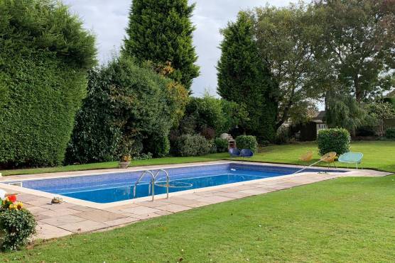 3337C 31 photo shoot location house in Cheshire large garden with swimming pool