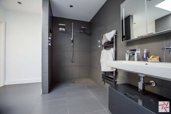 3336M 10 tv drama location house in Manchester large bathroom.jpg