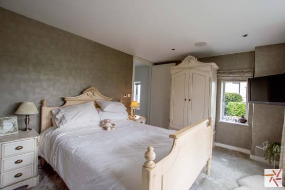 3343W 28 tv drama location house in West Yorkshire contemporary family home with large bedroom