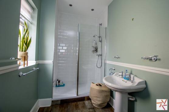 3454M 21 filming location house in Manchester large bathroom with shower