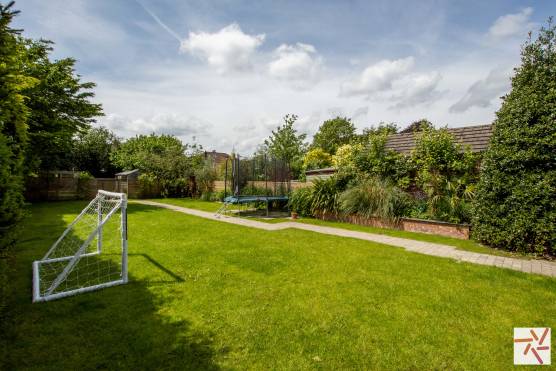 3454M 26 photo shoot location house in Manchester large patio and garden area