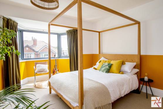 3348W 17 tv drama location house in Leeds bright bedroom with four poster bed