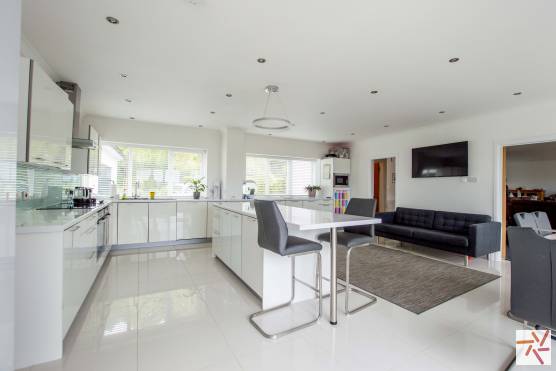 3346W 3 tv drama location in Cheshire open plan white kitchen