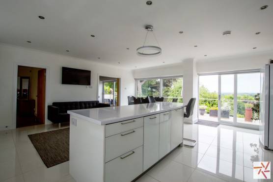 3346W 4 tv commercial location in Cheshire open plan white kitchen